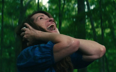 Julia Roberts coloca as duas mãos nos ouvidos e grita em cena de O Mundo Depois de Nós