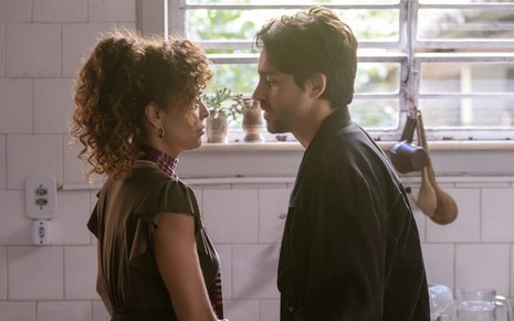 Juliana Paes e Felipe Abib se encaram em cena da série Pedaço de Mim