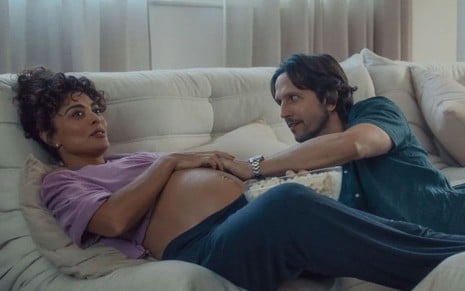 Juliana Paes, grávida, como Liana é acariciada por Vladimir Brichta, o Tomás, em cena de Pedaço de Mim