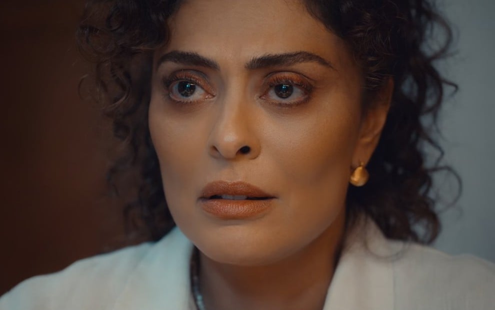 A atriz Juliana Paes está em close como Liana na série Pedaço de Mim, da Netflix