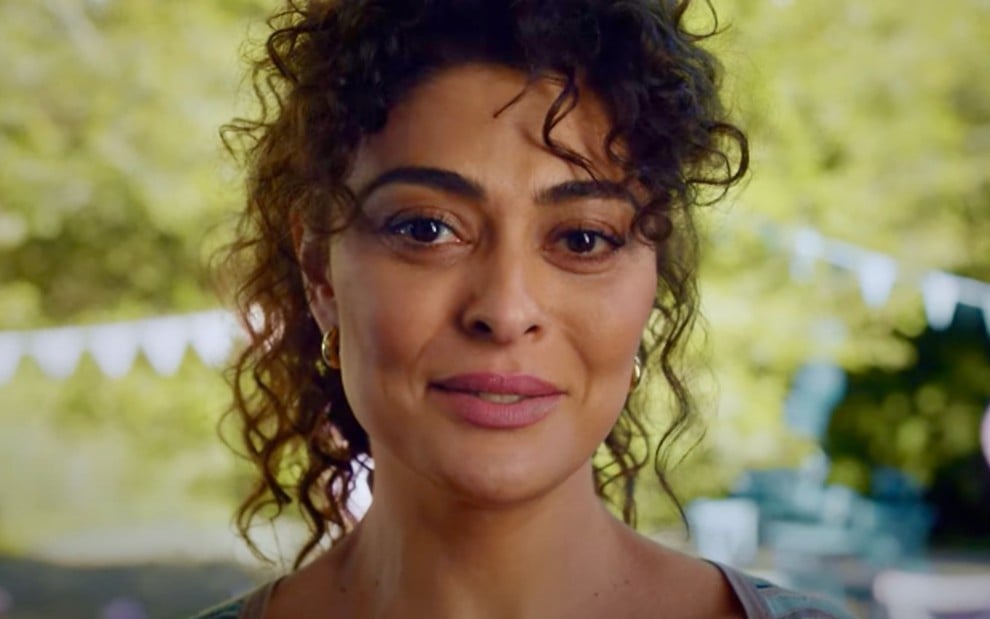 A atriz Juliana Paes está caracterizada como Liana em Pedaço de Mim, da Netflix