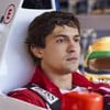 Gabriel Leone tem expressão séria dentro de um carro de Fórmula 1; ele está caracterizado como o piloto Ayrton Senna