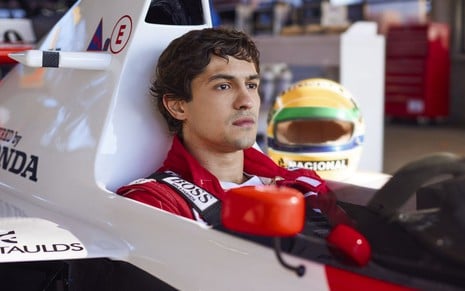 Gabriel Leone tem expressão séria dentro de um carro de Fórmula 1; ele está caracterizado como o piloto Ayrton Senna