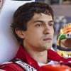 Gabriel Leone está dentro de um carro de Fórmula 1 em cena da série Senna