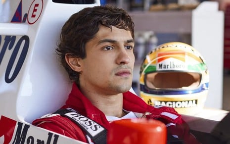 Gabriel Leone está dentro de um carro de Fórmula 1 em cena da série Senna