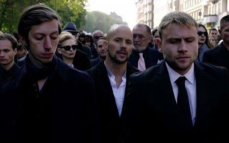 Max Mauff, Christian Oliver e Max Riemelt têm expressões sombrias em cena de Sense8
