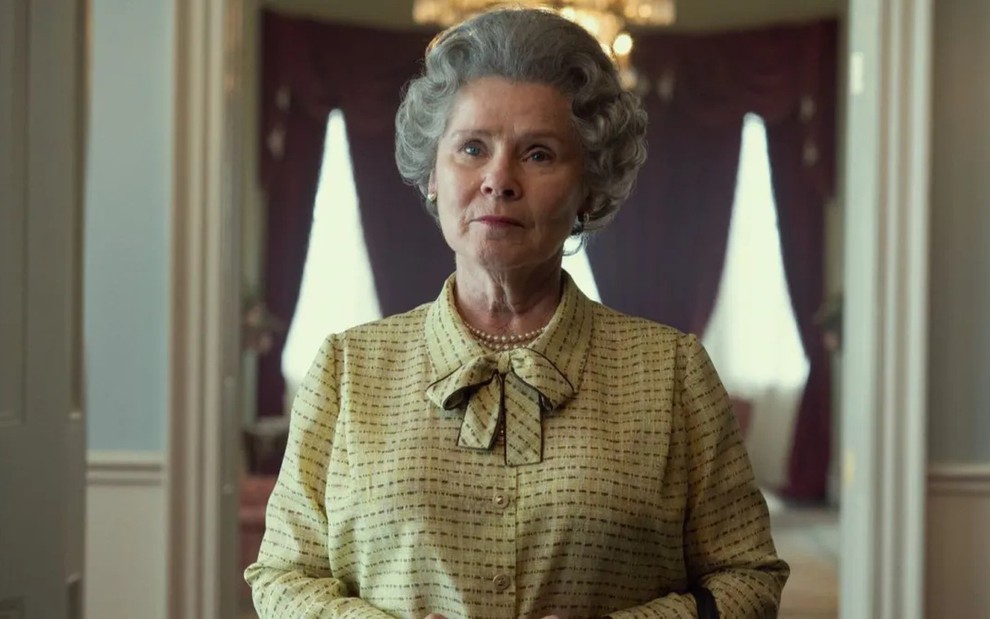 Imelda Staunton tem expressão acolhedora em cena de The Crown