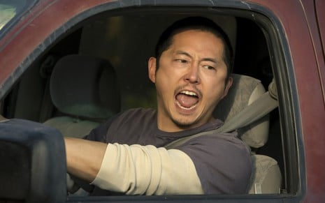 Steven Yeun grita no volante de um carro em cena da minissérie Treta