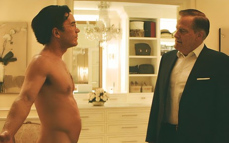 Tom Pelphrey está nu e se exibindo para Jeff Daniels, que o encara impassível