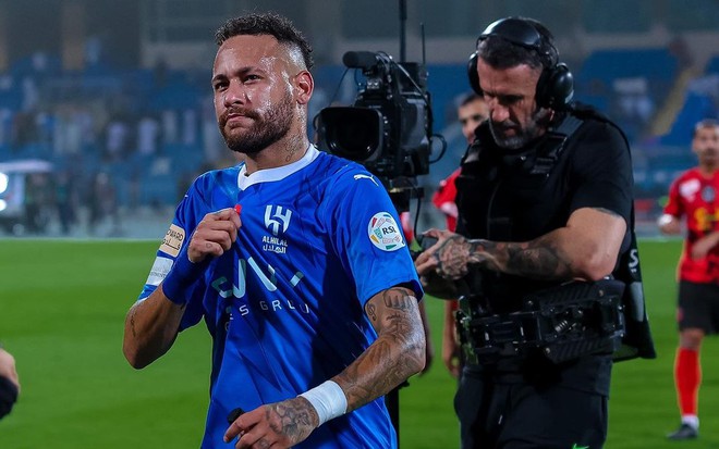 Neymar exibe camisa do Al-Hilal enquanto é seguido por operador de câmera durante jogo