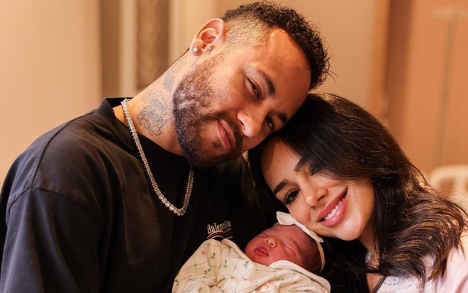 Neymar e Bruna Biancardi posam segurando Mavie, recém-nascida