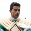 Hector David Jr. posa com expressão séria com seu traje de Power Ranger