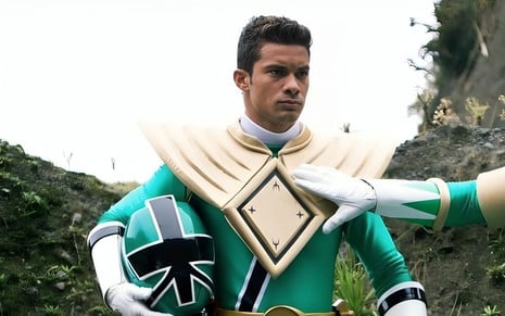 Hector David Jr. posa com expressão séria com seu traje de Power Ranger