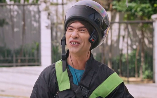 Marco Luque como o motoby Jackson Faive no primeiro episódio da série No Corre - Partiu Entrega
