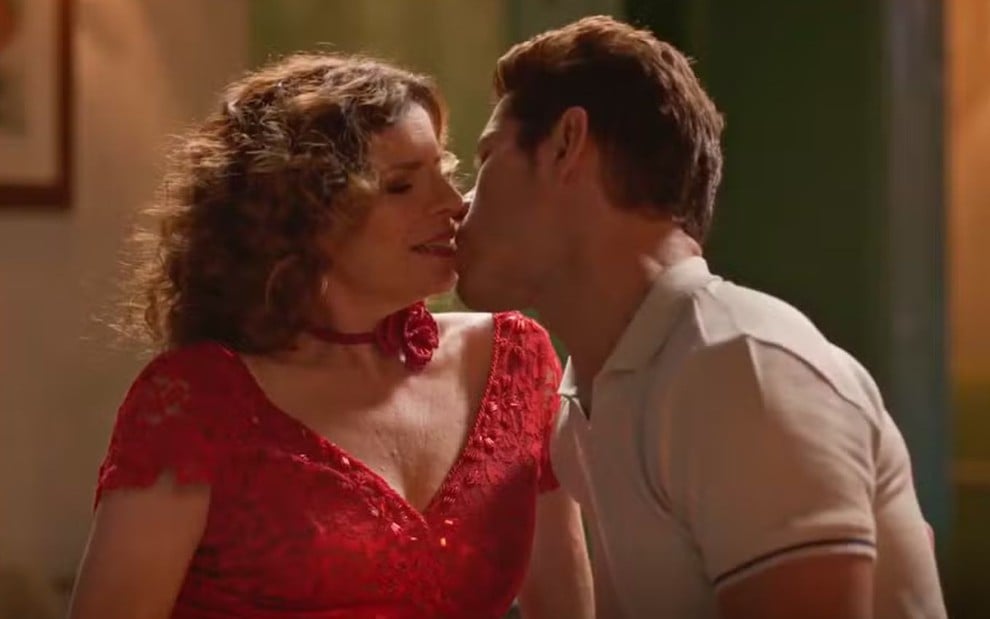 Deodora (Debora Bloch) prestes a beijar Marcelo (José Loreto) em cena da novela No Rancho Fundo