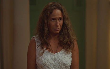 A atriz Andrea Beltrão com expressão preocupada em cena de No Rancho Fundo