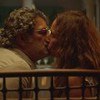 Ariosto (Eduardo Moscovis) e Zefa Leonel (Andrea Beltrão) se beijando em cena de No Rancho Fundo