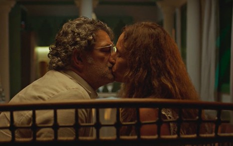 Ariosto (Eduardo Moscovis) e Zefa Leonel (Andrea Beltrão) se beijando em cena de No Rancho Fundo