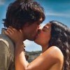 Os atores Túlio Starling e Larissa Bocchino se beijando em cena de No Rancho Fundo