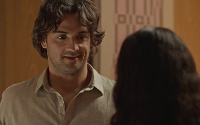 O ator Túlio Starling falando com a atriz Larissa Bocchino em cena da novela No Rancho Fundo