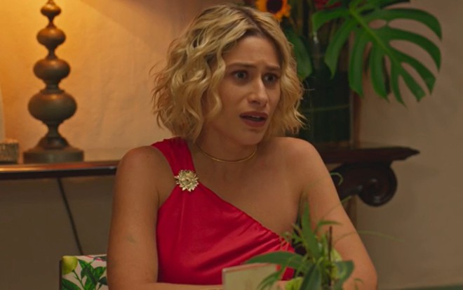 A atriz Luisa Arraes com expressão séria, falando em cena de No Rancho Fundo