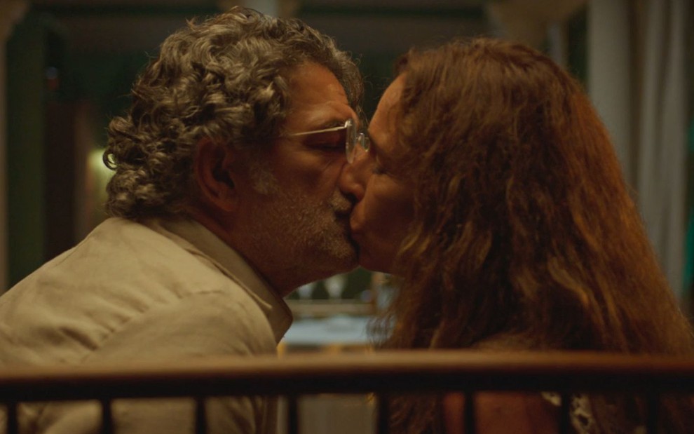 Ariosto (Eduardo Moscovis) beija Zefa Leonel (Andrea Beltrão) em cena da novela No Rancho Fundo