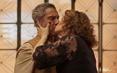 Os atores Alexandre Nero e Debora Bloch se beijando em cena de No Rancho Fundo, ele de olho aberto, ela de olho fechado