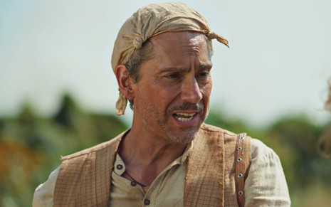 O ator Alexandre Nero com expressão confusa em cena como Tico Leonel em No Rancho Fundo