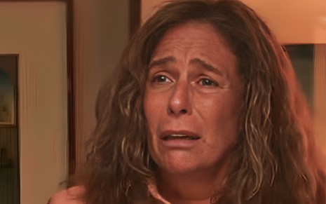 A atriz Andrea Beltrão com expressão de choro em cena de No Rancho Fundo