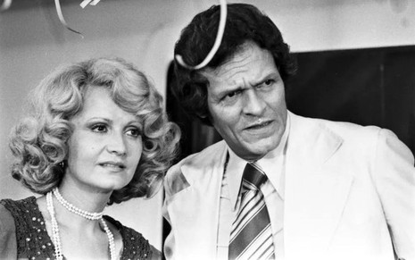 Os atores Rosamaria Murtinho e Milton Moraes em cena da novela O Espigão (1974)