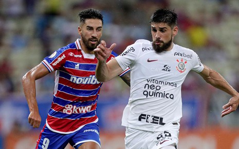 Lucero e Bruno Méndez disputam bola em jogo entre Fortaleza e Corinthians no Campeonato Brasileiro 2023