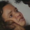 A atriz Julia Lemmertz com expressão de medo, sendo segurada pelo ator Roberto Bomfim em cena de Otelo de Oliveira
