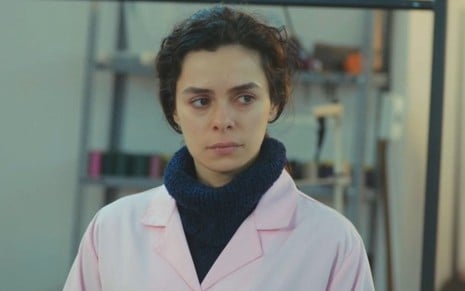 Bahar (Özge Özpirinçci) em cena da novela Força de Mulher