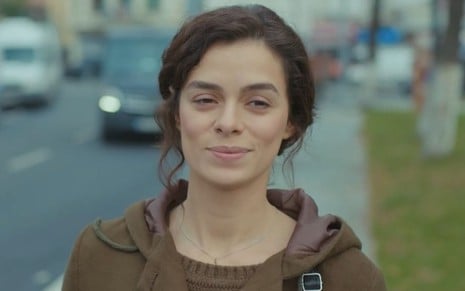 Bahar (Özge Özpirinçci) sorri discretamente em cena da novela Força de Mulher