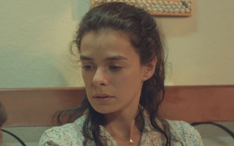 A atriz Özge Özpirinçci com expressão triste em cena da novela turca Força de Mulher