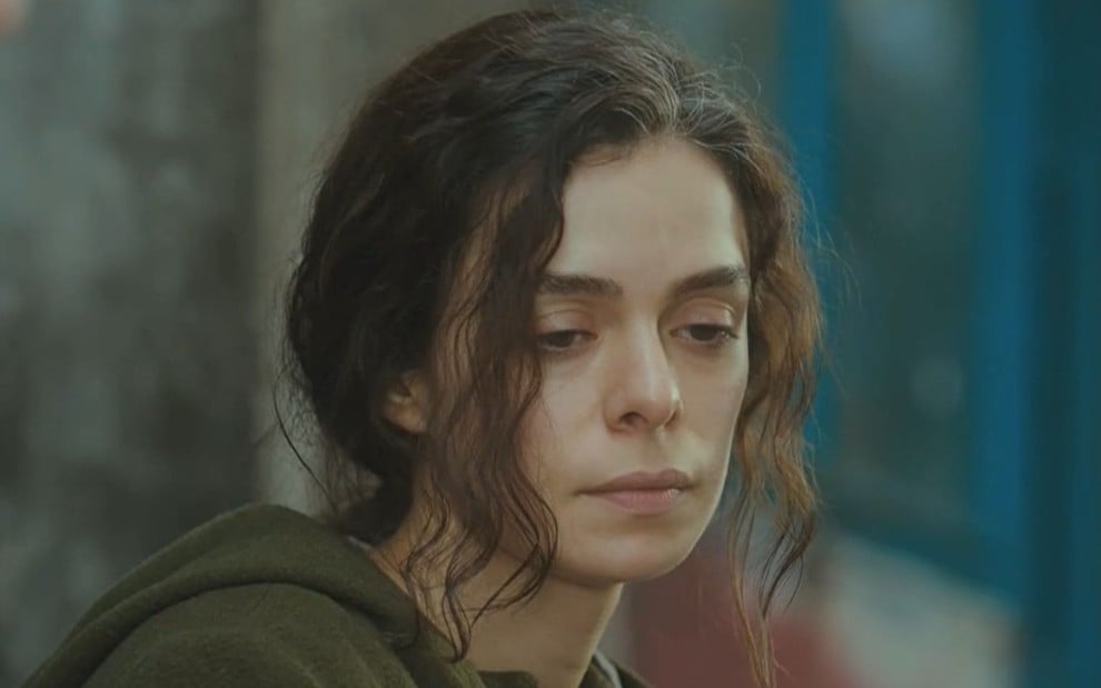 Bahar (Özge Özpirinçci) com expressão séria em cena da novela Força de Mulher