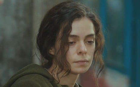 Bahar (Özge Özpirinçci) com expressão séria em cena da novela Força de Mulher