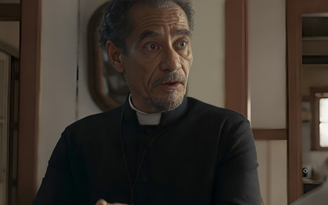 O ator Chico Díaz em cena de Renascer, com expressão assustada