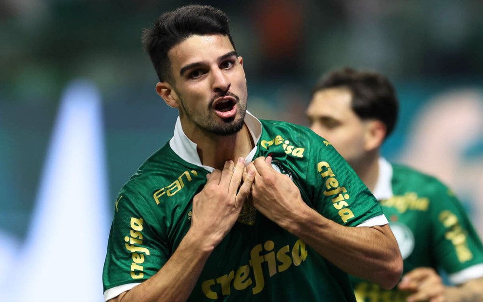 Flaco Lopéz, do Palmeiras, comemora gol e veste uniforme verde com detalhes em branco e dourado