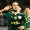 Raphael Veiga, do Palmeiras, comemora gol e veste uniforme verde com detalhes brancos e dourados