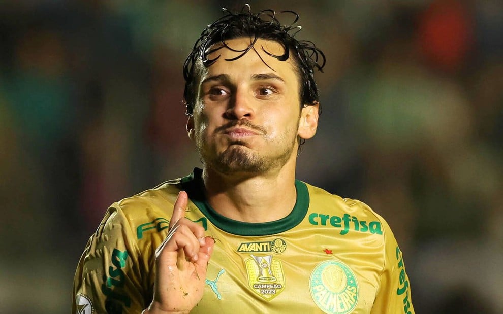 Raphael Veiga, do Palmeiras, comemora gol e veste uniforme dourado com detalhes verdes