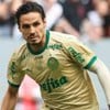 Raphael Veiga, do Palmeiras, veste uniforme dourado com detalhes em verde durante partida