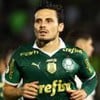 Raphael Veiga, do Palmeiras, veste uniforme verde com detalhes em branco e dourado durante jogo