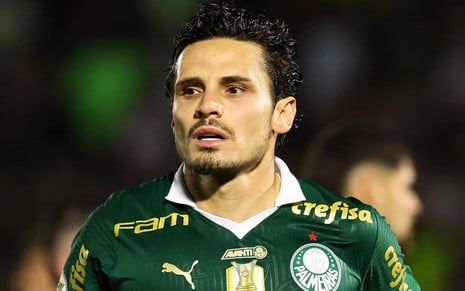 Raphael Veiga, do Palmeiras, veste uniforme verde com detalhes em branco e dourado durante jogo