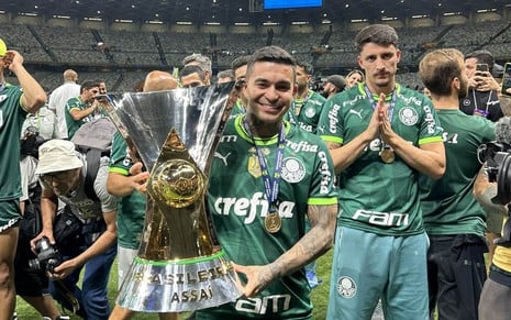 Dudu sorri e segura taça de campeão do Campeonato Brasileiro 2023