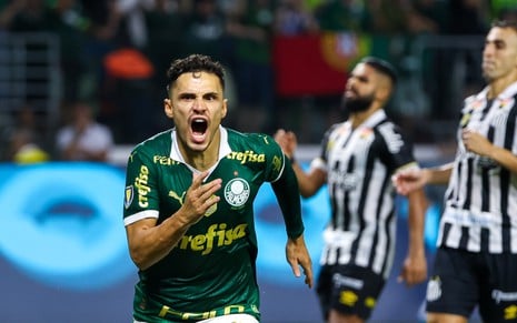 Raphael Veiga comemora o gol do Palmeiras contra o Santos na final do Campeonato Paulista