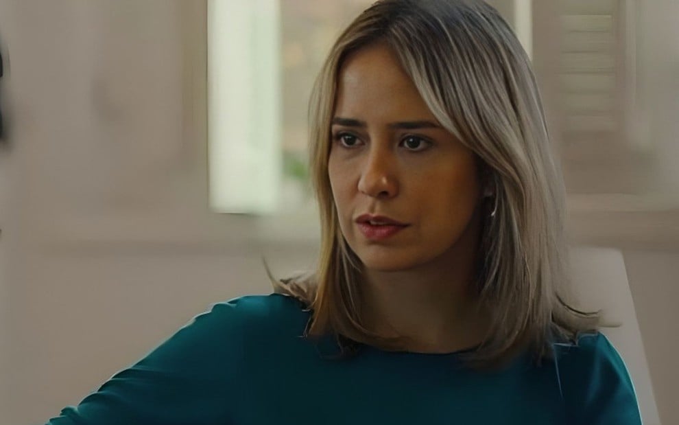Em cena de Pedaço de Mim, Palomma Duarte está olhando para alguém, com a expressão séria