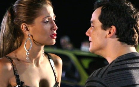 Os atores Camila Pitanga e Wagner Moura um em frente ao outro em cena noturna de Paraíso Tropical