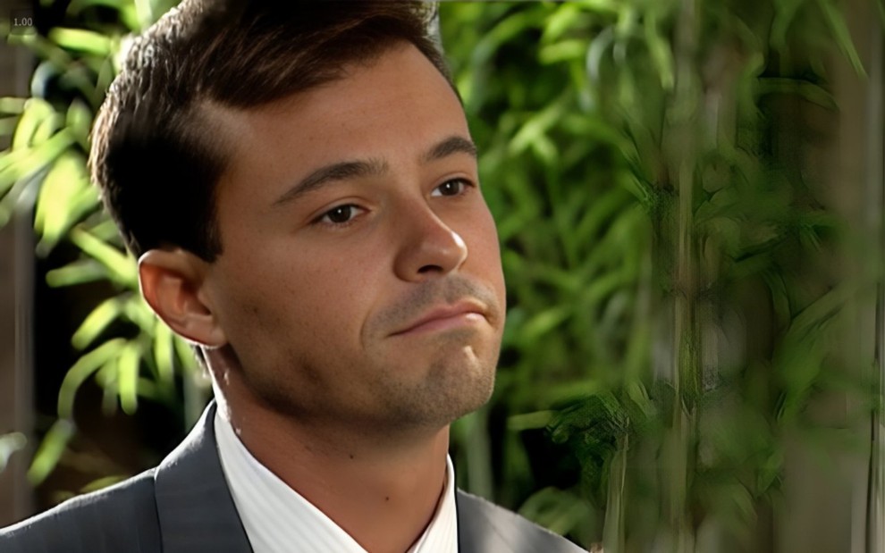 O ator Paulo Vilhena com expressão preocupada em cena de Paraíso Tropical