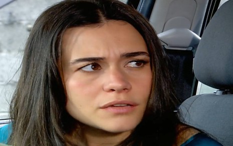 A atriz Alessandra Negrini com expressão séria em cena de Paraíso Tropical como Taís